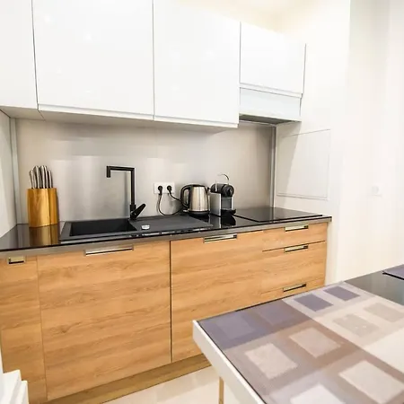 новая 3-комнатная на 2й линии от моря. Nice